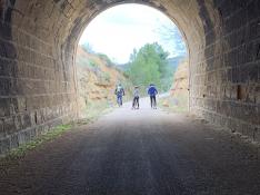 El diario británico invita a sus lectores a 'sumergirse en la emoción de pedalear a través de túneles oscuros'