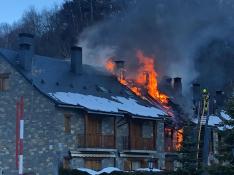 Virulento incendio de viviendas en Tramacastilla de Tena