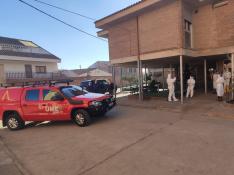 Efectivos de la Unidad Militar de Emergencias Llegada de la UME, junto con técnicos de Salud Publica y del departamento de Ciudadanía, han colaborado en la desinfección de la residencia de Tamarite tras el brote de 54 positivos.