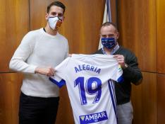 Álex Alegía posa con la camiseta del Real Zaragoza junto al presidente del club, Christian Lapetra