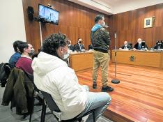 Los cuatro antifascistas, de entre 21 y 28 años, durante la primera sesión del  juicio.