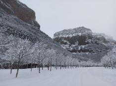 Cascadas heladas y nieve en Ordesa