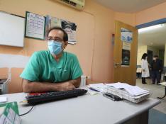 El doctor Javier Citoler, en el centro de salud de Benabarre.