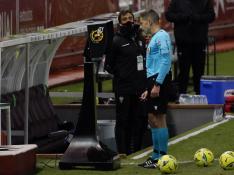 El árbitro Rubén Ávalos consulta el VAR antes de pitar el polémico penalti en el partido Albacete-Real Zaragoza