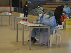 El personal sanitario de Alcañiz realizó unas 200 pruebas en el pabellón deportivo, en la foto.