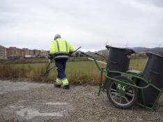 Un trabajador del servicio de limpieza viaria de Huesca.