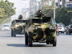 Dos tanques del Ejército recorren las calles