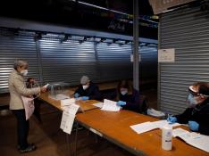 Una mujer vota en el colegio electoral situado en el Mercat del Ninot de Barcelona.