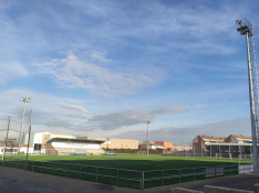 Imagen del ampo de fútbol de La Puebla de Alfindén renovado con césped artificial.