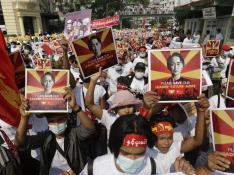 Protestas masivas en Birmania contra el golpe de estado militar.
