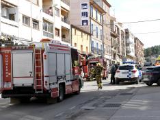 Actuación de bomberos de la DPT en un incendio en una vivienda en Alcañiz