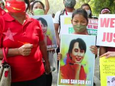 Protestan en Nueva Delhi en contra del golpe de Estado en Birmania