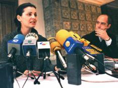 Nevenka Fernández, en la rueda de prensa donde denunció estar siendo acosada.