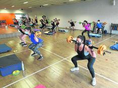 Un grupo de personas realiza deporte en la sala de un gimnasio de Valladolid.