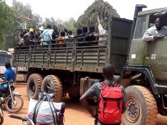 Estudiantes del Colegio Federal de Silvicultura y Mecanización son conducidos a un estacionamiento de autobuses por los militares, en Kaduna.