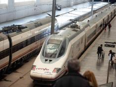 Salida del AVE Zaragoza-Madrid en la estación Delicias. Tren. gsc