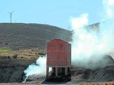 La intensa humareda surge del yacimiento de carbón incendiado en la antigua mina.