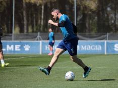 Javi Galán juega con el balón durante el entrenamiento de este miércoles.