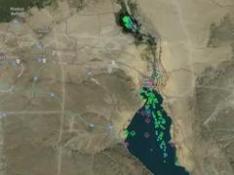 Las imágenes por satélite muestran el atasco de barcos que esperan para cruzar el Canal de Suez