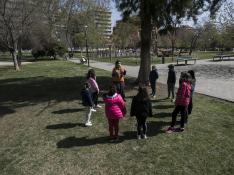 Un grupo de niños, este lunes jugando en la colonia de Semana Santa organizada por Esbarizaculos.