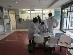 Varios sanitarios realizan PCR en el Centro de Salud Delicias Sur de Zaragoza en una imagen de archivo.