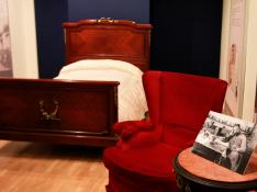 La cama y uno de los sillones de Ramón y Cajal que están guardados en Huesca.