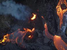 Expulsión de lava en el volcán del monte Fagradalsfjall, en Islandia