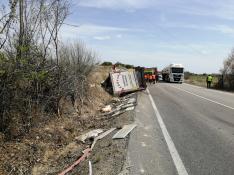 Accidente mortal de un camionero que transportaba cerdos entre Maleján y Bulbuente