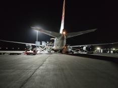 Operativo de carga en el aeropuerto de Zaragoza del material de la empresa Dorna Sports para el Mundial