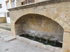 Fuente situada en la entrada de Siétamo desde Huesca, con agua no apta para el consumo.