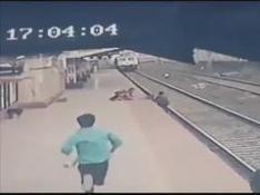 Rescate in extremis de un niño en una estación de tren de La India