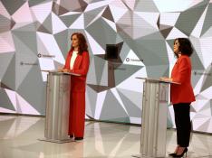 Mónica García e Isabel Díaz Ayuso durante el debate