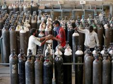 Botellas de oxígeno en una fábrica de la India.