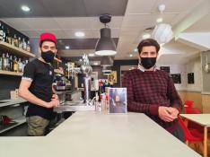 Lian Alahmad y Yousef Shahibar en el Syriana, un nuevo bar de Zaragoza.