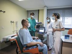 El doctor Ramos y las enfermeras Inés Julián y Laura Sorinas explican la técnica a un paciente.