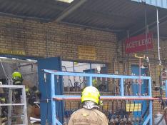 Los bomberos extinguen el fuego tras estallar una bombona en una empresa de Zaragoza
