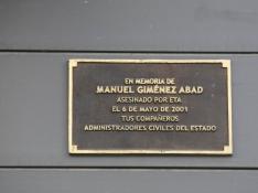 Una placa en recuerdo de Manuel Giménez Abad, en la calle Cortes de Aragón 9 de Zaragoza
