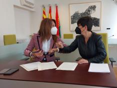 Berta Fernández y Lourdes Arruebo, en la firma de la entrega del inmueble.