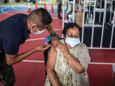 Una mujer se vacuna en Guatemala.