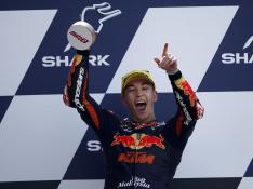 El español Raúl Fernández (Kalex) celebra la victoria en el Gran Premio de Francia celebrado en Le Mans