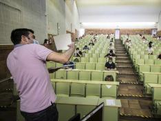 Alumnos realizando las pruebas de la EVAU en la facultad de Derecho de la Universidad de Zaragoza. gsc