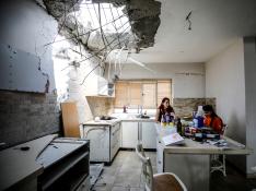 Una familia continúa con su vida en Gaza pese a los desperfectos de su vivienda alcanzada por los bombardeos