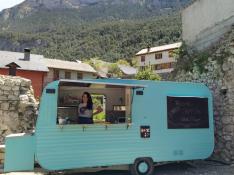 La zaragozana Leticia Ortega, en la 'food truck' que inaugura este sábado en Saravillo.