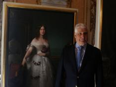 El duque de Alba posa delante de un retrato de Eugenia de Montijo.