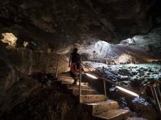 La Cueva de las Güixas y el monumento que recuerda a las brujas en Villanúa, Huesca