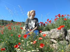 Manuela Lisbona, creadora de Mermeladas El Ababol, en un campo de las flores que dan nombre a su obrador.