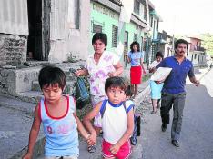 Una familia huye de una zona de enfrentamientos en Soyapango (El Salvador).
