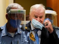 El exlíder serbobosnio Ratko Mladic, a su llegada al tribunal de La Haya, este martes