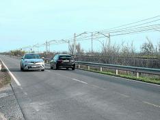 Dos coches se cruzan junto al punto en el que José Raimundo Soria fue atropellado.