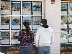 Jóvenes mirando ofertas de pisos en Zaragoza. Vivienda. gsc.